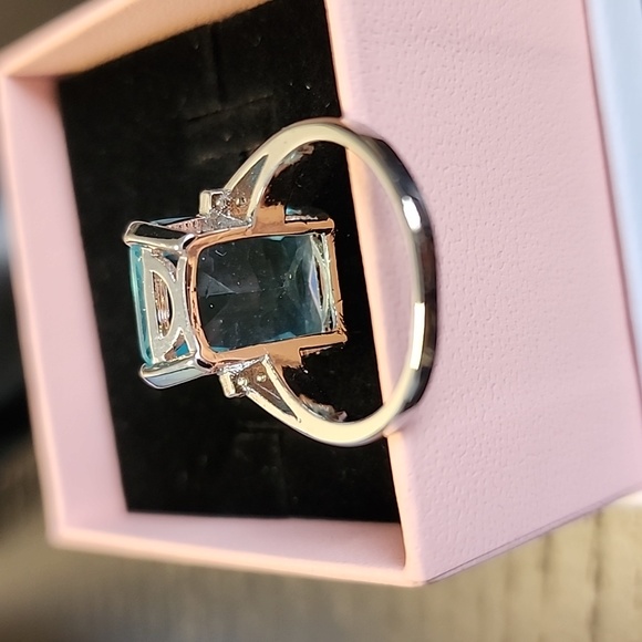 New Stunning Fashion Ring Women's Square Cut Sky Blue Topaz Gemstoin size 8 - Picture 3 of 3